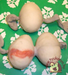 Harisnyában a gyapjúval bevont tojás